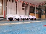 Enam warga binaan Rutan Kelas IIB Nganjuk melakukan sujud syukur di balik gerbang Rutan usai menerima Remisi Umum (RU) II dan dinyatakan langsung bebas pada peringatan HUT ke-81 RI.