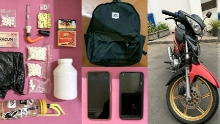 Barang bukti dari tiga terduga pelaku jaringan peredaran sabu dan pil dobel L diamankan oleh Satresnarkoba Polres Nganjuk
