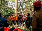 Proses evakuasi jenazah korban dari atas pohon oleh petugas gabungan BPBD Nganjuk dan Polsek Berbek dengan dibantu warga sekitar