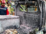 IMG-20260818-WA0025 Petugas Damkarmat Nganjuk melakukan pemeriksaan dan pendinginan pada mobil pengangkut tahu bulat yang mengalami kebakaran di Prambon