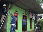 IMG-20260819-WA0013 Petugas PLN pasang aliran listrik di rumah warga.