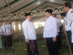 Bupati Jombang Warsubi meninjau langsung kesiapan venue pembukaan Muktamar ke-35.(teguh)