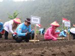 Kapolres Magetan Tanam Perdana Bersama Petani Plaosan
