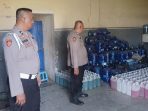 Anggota Polres Pasuruan cek gudang dugaan elpiji oplosan.