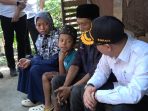 Bupati Mojokerto Muhammad Al Barra meninjau langsung rumah Sutarno yang kondisinya tidak layak huni.(istimewa)