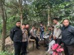 Anggota kepolisian dan petugas pos pendakian via Tretes.