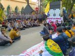 Aksi demo mahasiswa depan mako Polres Pasuruan.