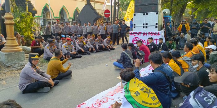 Aksi demo mahasiswa depan mako Polres Pasuruan.