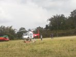 Kelaksa BPBD Sugeng Hariyadi melihat helikopter di lapangan posko.