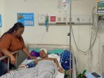 IMG-20260821-WA0022 Heru Suprapto masih menjalani perawatan di RSUD Jombang setelah menjadi korban dugaan pengeroyokan.(teguh)