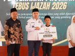 Bupati Mojokerto Muhammad Al Barra menyerahkan bantuan Program Penebusan Ijazah kepada penerima manfaat.(Istimewa)