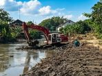 IMG-20260822-WA0006 Unit excavator Dinas PUPR Kabupaten Nganjuk sedang mengeruk material lumpur dan gulma di aliran Dam Kali Bumbung, Kelurahan/Kecamatan Tanjunganom.