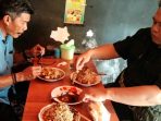 Bakrie dan Pakde Kamto menikmati Gurih dan Melimpahnya, Sajian Lontong Balap Garuda milik Cak Alim di Jl. A.R. Saleh Kauman, Nganjuk.