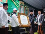 IMG-20260822-WA0011 KH Hasib Wahab Chasbullah menerima penghargaan 'Bapak ISHARI NU' untuk KH Abdul Wahab Chasbullah di Jombang. (istimewa)