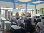 Anggota kepolisian berikan penjelasan.