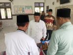 IMG-20260822-WA0019 Ketua Panitia Lokal Muktamar ke-35 NU, KH Abdurrozaq (Gus Rozaq), meninjau simulasi gladi kotor di pos pendaftaran muktamirin. (teguh)