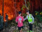 Polsek Kawedanan dan Warga Padamkan Api di Lereng Gunung Bancak