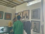 Seniman Jombang Mohamad Akhiyak menunjukkan proses pembuatan lukisan pasir di studionya.(istimewa)