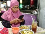 IMG-20260824-WA0006 Pelanggan menikmati semangkuk Soto Daging Madura di kedai Cak Anam Jalan Kartini No. 39, Nganjuk. (Agus)