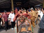 Bupati Jombang Warsubi menyerahkan bantuan becak listrik kepada tukang becak untuk mendukung pelaksanaan Muktamar ke-35 NU di Jombang. (Teguh)