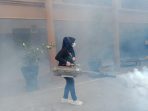 Lia Istifhama bersama Dinkes Jombang melakukan fogging di Ponpes Bahrul Ulum Tambakberas jelang Muktamar ke-35 NU.(teguh)