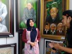 Lia Istifhama melihat lukisan para muasis NU di Ponpes Tambakberas Jombang menjelang Muktamar NU ke-35. (Teguh)