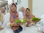 Ibu-ibu membawa cobek