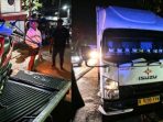 Petugas mengamankan truk box dan sepeda motor Honda Beat yang terlibat kecelakaan di Jalan Raya Desa Selorejo, Kecamatan Bagor, Nganjuk