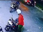 Potongan CCTV pelaku saat melakukan pencurian sepeda motor.