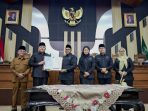 Bupati Rusdi Sutejo bersama pimpinan DPRD Kabupaten Pasuruan.