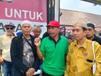 Warga Dusun Parimono saat mendampingi RT dan Nazir saat memenuhi panggilan polisi (teguh)