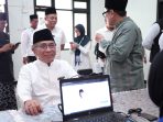 Gus Yahya meninjau proses pendaftaran peserta Muktamar ke-35 NU di Tambakberas, Jombang. (Istimewa)