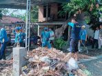 Petugas gabungan dari OP BBWS dan URC Jogotirto UPTD PSDA Mrican Kiri mengangkut timbunan sampah