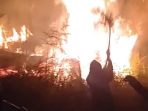 Relawan padamkan Karhutla gunung Arjuno malam hari.