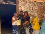 IMG-20260827-WA0020 Anggota Kodim 0810/Nganjuk bersama wartawan, mahasiswa, dan LSM secara simbolis menyerahkan paket sembako kepada warga kurang mampu