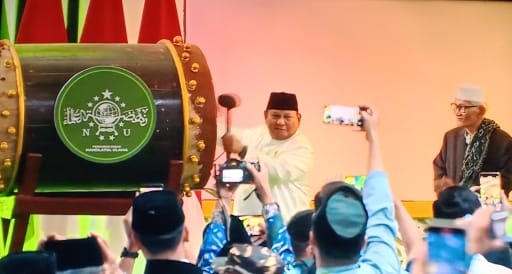 Presiden Prabowo Subianto menabuh bedug saat membuka Muktamar ke-35 Nahdlatul Ulama di Lapangan Untung Suropati, Jombang.(istimewa)