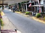 Tangkap Layar CCTV: Detik-detik aksi dua pelaku penjambretan berhelm rapat saat merampas kalung emas milik warga di Desa Gebangkerep, Baron, Nganjuk.
