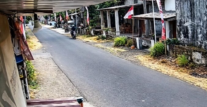 IMG-20260827-WA0026 Tangkap Layar CCTV: Detik-detik aksi dua pelaku penjambretan berhelm rapat saat merampas kalung emas milik warga di Desa Gebangkerep, Baron, Nganjuk.