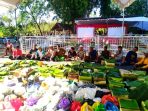 IMG-20260828-WA0017 Ribuan tumpeng hasil gotong royong warga Dusun Barong Pulurejo Glotan tertata di area Punden Mbah Demang Cokro Kusumo, Desa Kedungrejo, Kecamatan Tanjunganom, Nganjuk.
