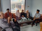 IMG-20260828-WA0019 Ning Novi saat mengunjungi kantor PWI Jombang. (teguh)