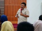 IMG-20260828-WA0022 Bupati Nganjuk, Marhaen Djumadi memberikan arahan saat membuka Bimtek Pelatihan Jurnalis Komunitas Informasi Masyarakat (KIM) berbasis AI di Ruang Rapat Anjuk Ladang, Nganjuk.