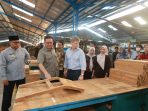 Menteri Perdagangan (Mendag) RI Budi Santoso saat mengunjungi pabrik meubel Warisan Eurindo Furniture di Kecamatan Kalipuro.