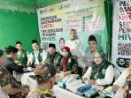 Petugas LKNU Jombang menyiapkan layanan kesehatan untuk muktamirin selama Muktamar ke-35 NU di Tambakberas, Jombang. (Teguh)