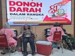 Personel Polres Nganjuk saat mendonorkan darahnya dalam aksi sosial peringatan Hari Lahir Kejaksaan RI ke-81 di Aula Anjuk Ladang Kejaksaan Negeri Nganjuk