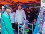 Bupati Lamongan Yuhronur Efendi saat meninjau inovasi biopori mahasiswa KKN.