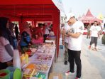 Bupati Lamongan Yuhronur Efendi saat meninjau salah satu stand UMKM. Bupati Lamongan Yuhronur Efendi saat meninjau salah satu stand UMKM.