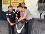 Kapolsek Cerme AKP Taufan Arif Nugroho dan Kasi Humas Polres Gresik Iptu Hepi Muslih Riza menunjukkan barang bukti penipuan segitiga.