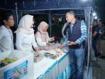 Bupati Lamongan Yuhronur Efendi meninjau lapak peserta Megpreneur 2026.