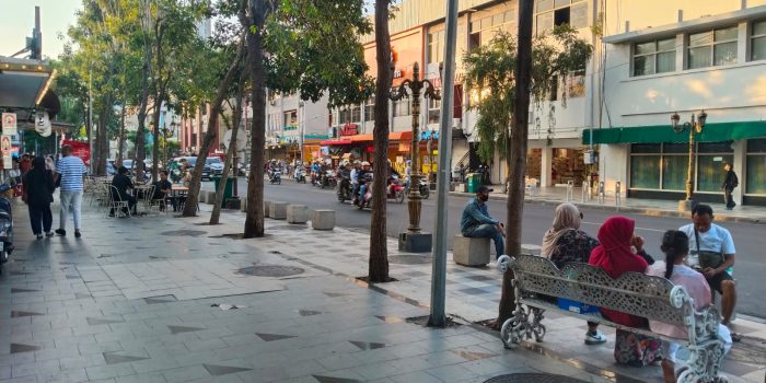 Sore Hari di Tunjungan: Destinasi Favorit untuk Nongkrong, Berfoto, dan Nikmati Suasana Kota 1 WhatsApp Image 2026 08 01 at 5.06.03 PM