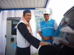 Seorang pengguna EV menggunakan SPKLU milik PLN (Ist)